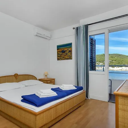 Guest house Rooms By The Sea Cove Pokrivenik, Hvar - 2069 Gdinj