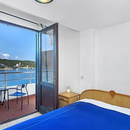 Guest house Rooms By The Sea Cove Pokrivenik, Hvar - 2069 Gdinj