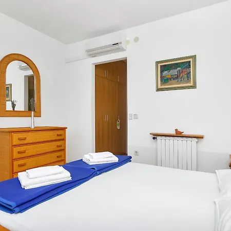 Guest house Rooms By The Sea Cove Pokrivenik, Hvar - 2069 Gdinj